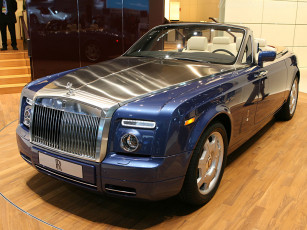 Картинка автомобили выставки уличные фото