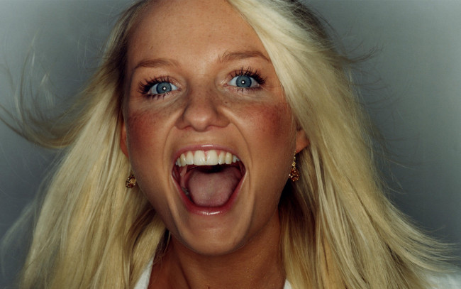 Обои картинки фото музыка, emma, bunton, зубки