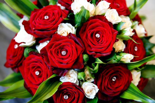 Обои картинки фото цветы, букеты, композиции, розы, кристаллы