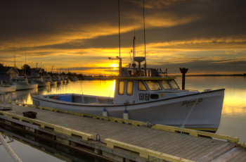 Картинка корабли катера пристань закат озеро