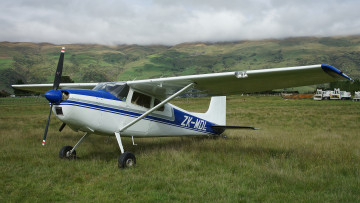 Картинка cessna+180a+skywagon авиация кабина+пилотов легкий трава самолет поле одномоторный