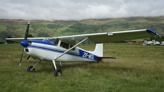 Обои картинки фото cessna 180a skywagon, авиация, кабина пилотов, легкий, трава, самолет, поле, одномоторный