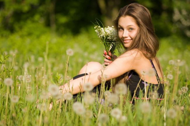 Обои картинки фото девушки, -unsort , брюнетки,  шатенки, невинность, трава, букет