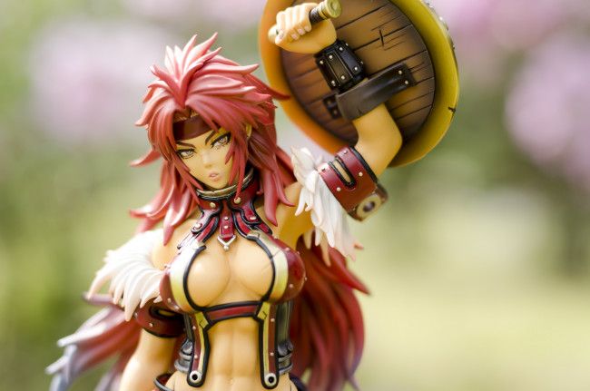 Обои картинки фото разное, игрушки, игрушка, кукла, щит, воительница