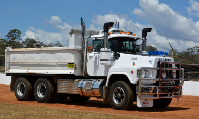 Обои картинки фото mack tipper, автомобили, mack, седельный, грузовик, тяжелый, тягач
