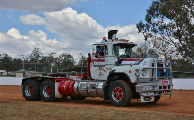 Обои картинки фото mack, автомобили, тягач, грузовик, тяжелый, седельный