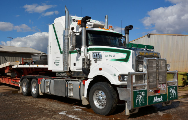 Обои картинки фото mack, автомобили, тяжелый, седельный, тягач, грузовик