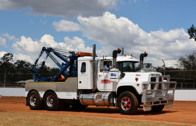 Обои картинки фото mack tow truck, автомобили, mack, тягач, седельный, грузовик, тяжелый