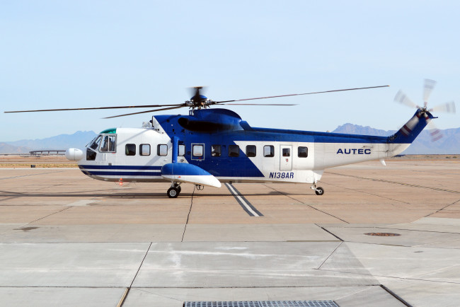 Обои картинки фото авиация, вертолёты, вертушка, стоянка, аэродром