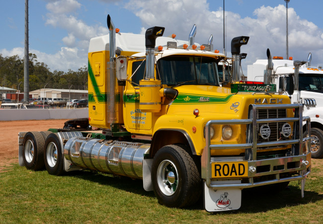 Обои картинки фото mack, автомобили, тягач, седельный, грузовик, тяжелый