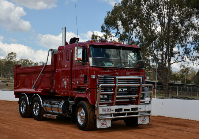 Обои картинки фото mack ultraliner, автомобили, mack, грузовик, седельный, тягач, тяжелый