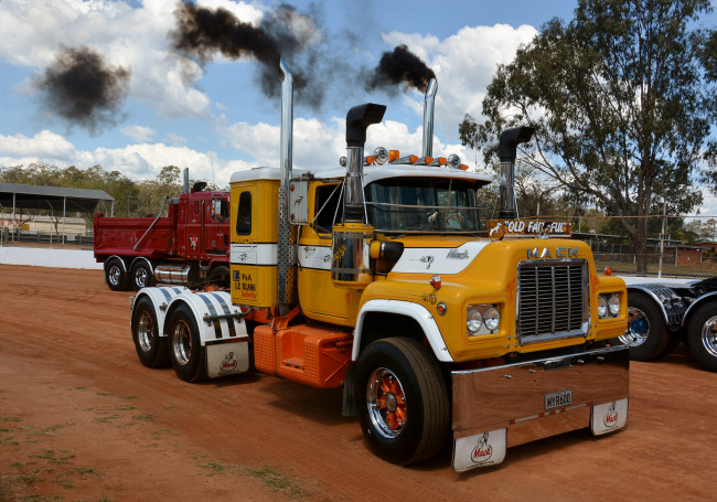 Обои картинки фото r600 mack, автомобили, mack, тягач, седельный, тяжелый, грузовик