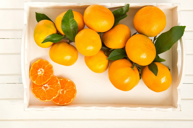 Обои картинки фото еда, цитрусы, ящик, дольки, листья, мандарины