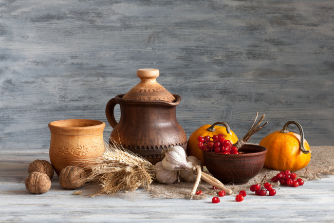 Обои картинки фото еда, натюрморт, тыква, кувшин, ягоды, чеснок