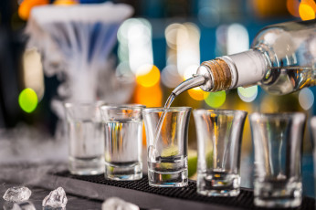 Картинка еда напитки водка бутылка стаканы