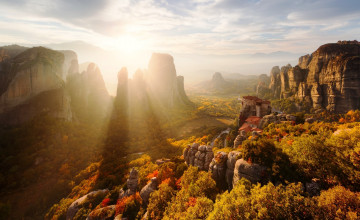 Картинка природа горы небо облака солнце скалы деревья лес дом