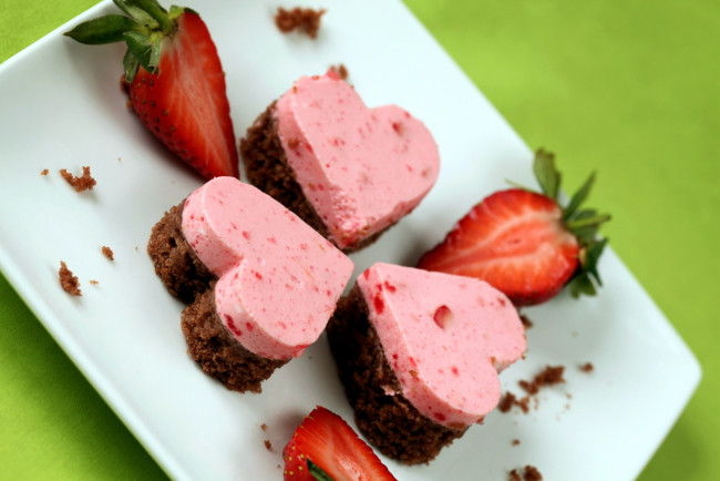 Обои картинки фото еда, мороженое,  десерты, клубника, десерт, сердечки