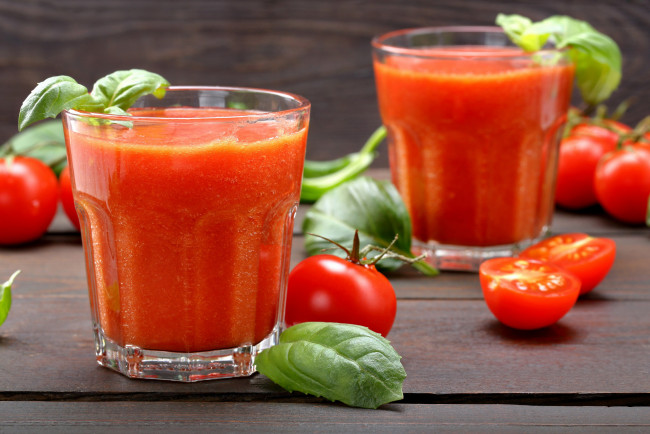 Обои картинки фото еда, напитки,  сок, сок, базилик, стаканы, томаты, помидоры, томатный