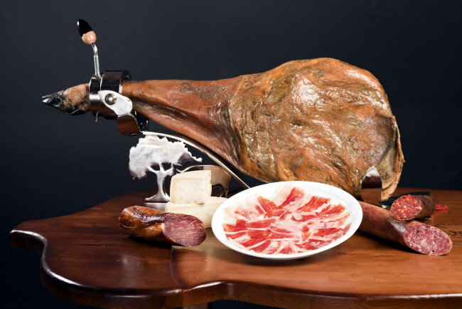 Обои картинки фото еда, колбасные изделия, салями, сервелат, колбаса, хамон