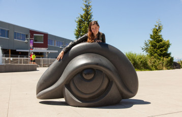 Картинка девушки -unsort+ брюнетки темноволосые куртка улыбка portia kincaid скульптура здание