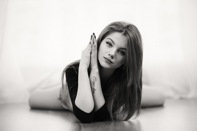 Обои картинки фото девушки, -unsort , Черно-белые обои, татуировка, черно, белое, девушка, murat, kuzhakhmetov