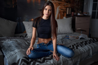 Картинка девушки -unsort+ брюнетки темноволосые длинные волосы подушки в постели прямые женщины помещении джинсы сидя