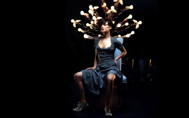 Обои картинки фото девушки, natalie portman, лампочки, актриса, брюнетка, платье, стул