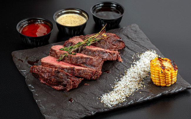 Обои картинки фото еда, мясные блюда, соусы, запеченное, мясо, кукуруза