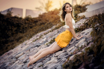 Картинка девушки -+блондинки +светловолосые камни поза юбка топ