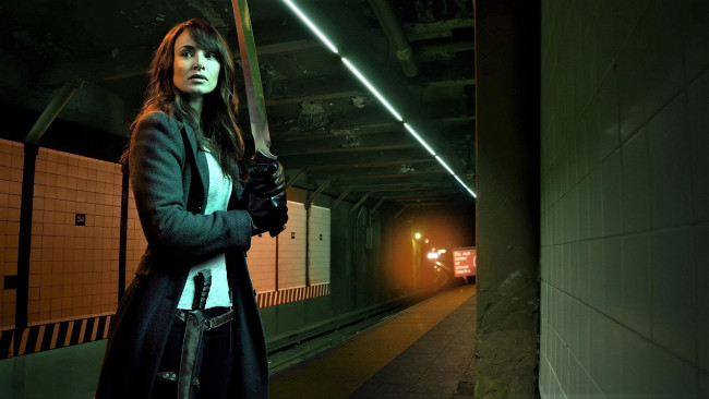 Обои картинки фото кино фильмы, the strain, девушка, оружие, метро