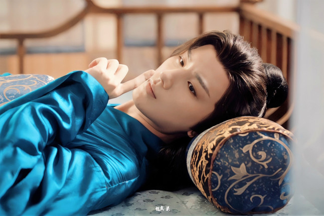 Обои картинки фото the blood of youth, кино фильмы, -unknown , другое, парень, кровать, жест