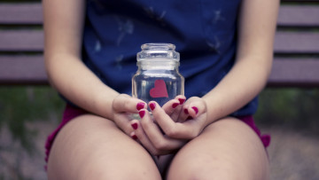 Картинка разное руки +ноги девушка колени банка