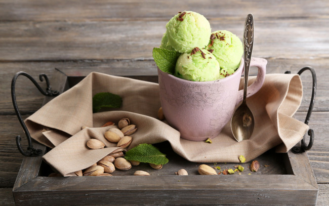 Обои картинки фото еда, мороженое,  десерты, мята, фисташки