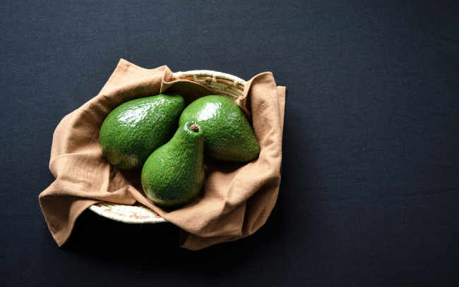 Обои картинки фото еда, авокадо, плоды, полотенце, корзинка