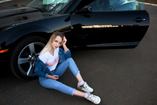Обои картинки фото автомобили, -авто с девушками, блондинка, футболка, джинсы, машина, черная