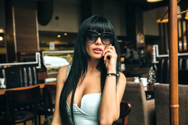 Обои картинки фото девушки, - брюнетки,  шатенки, брюнетка, очки, кафе