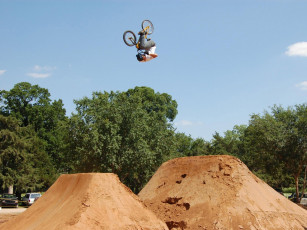 обоя doing, front, flip, спорт, bmx