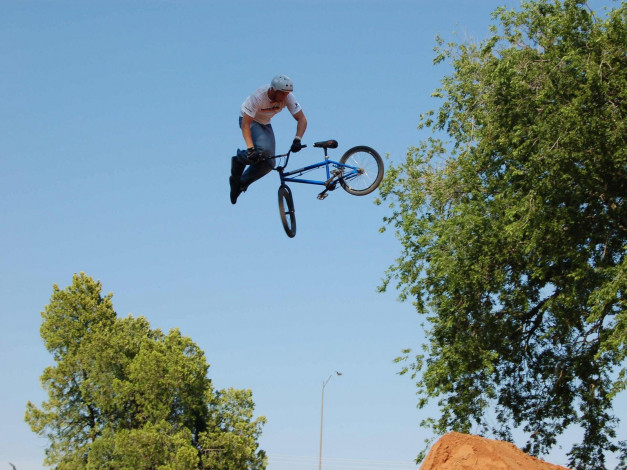 Обои картинки фото middle, of, tail, whip, in, pro, dirt, спорт, bmx