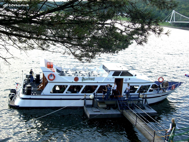 Обои картинки фото корабли, теплоходы, река, теплоход, люди