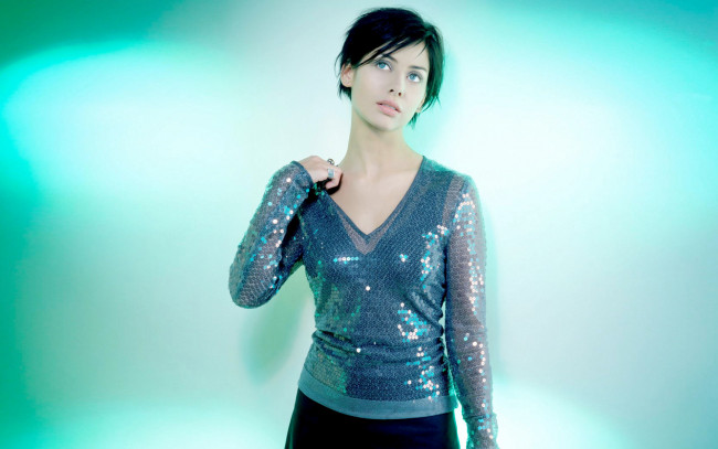 Обои картинки фото музыка, natalie, imbruglia, блуза, блестки