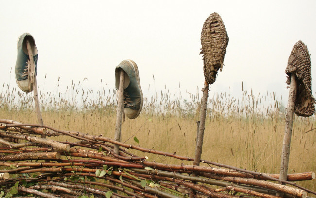 Обои картинки фото разное, одежда, обувь, текстиль, экипировка, небо, кросовки, забор