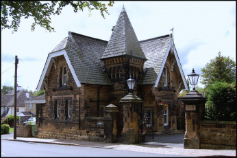 Картинка города здания дома дом лужайка