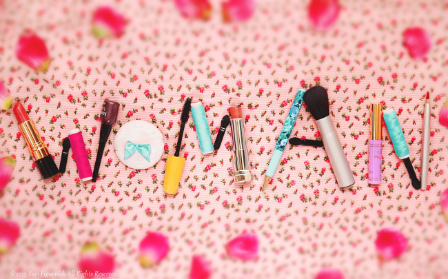 Обои картинки фото разное, косметика, духи, помада, тушь, лак, слово, женщина