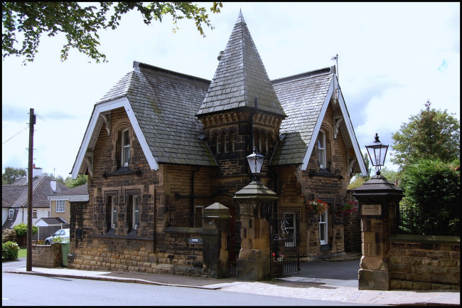 Обои картинки фото города, здания, дома, дом, лужайка