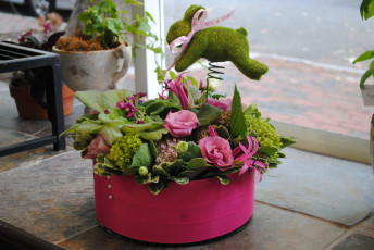 Картинка цветы букеты +композиции заяц букет розы фиалка