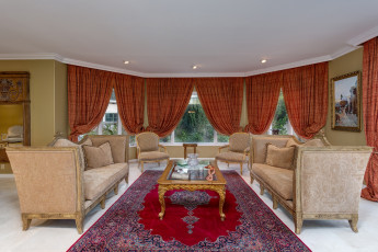 Картинка интерьер гостиная столик шторы диваны