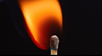 Картинка разное курительные+принадлежности +спички огонь спичка свечение пламя чёрный фон