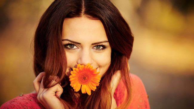 Обои картинки фото девушки, -unsort , лица,  портреты, портрет, взгляд, брюнетка, девушка, цветок