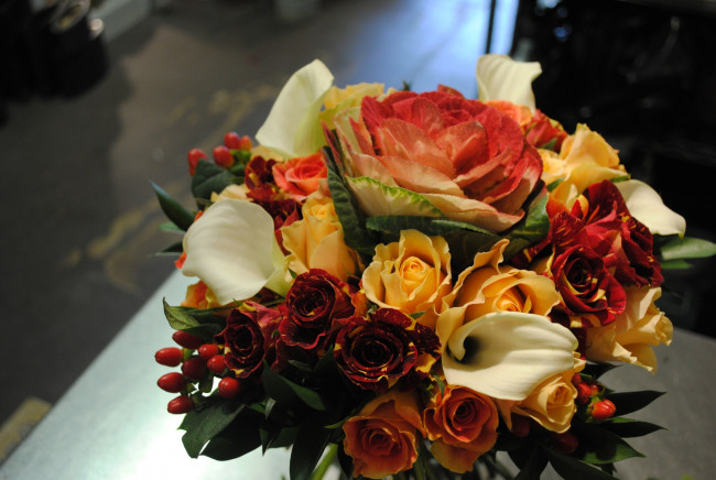 Обои картинки фото цветы, букеты,  композиции, букет, розы, каллы