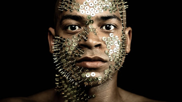 Картинка разное -+другое лицо маска портрет кнопки мулат негр чёрный фон мужчина